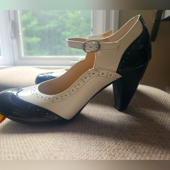 Black and white heels - Picture 1 of 4